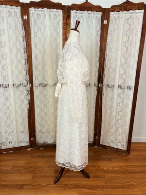 Beautiful Vintage 1960s/70s Ivory Lace Tea Length Wedding Dress thumbnail 5