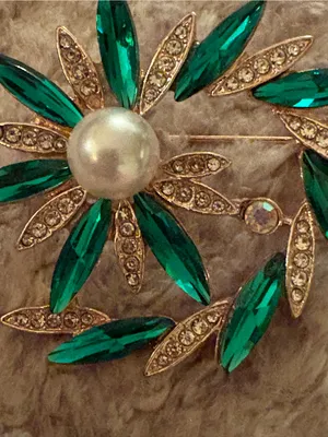 Vintage Emerald Green Rhinestone Faux Pearl Flower Wreath Brooch Gold Tone Pin thumbnail 4