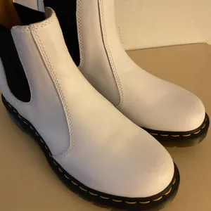 Dr. Martens women White leather Chelsea Platform Boots with Black Elastic 10 thumbnail 4