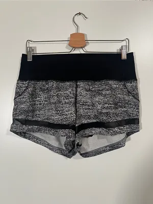 Lululemon Pace Perfect Shorts in Black and White Size 8 Brief-Lined 3” thumbnail 3