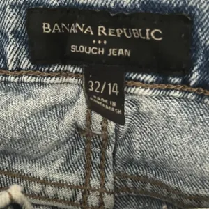Banana Republic Slouch Jeans Women's Size 32/14 Light Wash‎ Distressed Hem Denim thumbnail 6