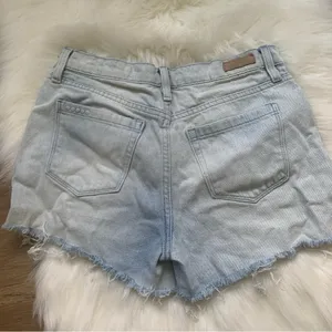 Blank NYC the Fulton Roll Up Light Blue Jean Shorts Size 28 thumbnail 5