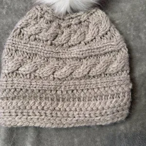 L.L.Bean Cable Knit Pom Beanie Hat One Size Unisex Adult Taupe Faux Fur 505452 thumbnail 8