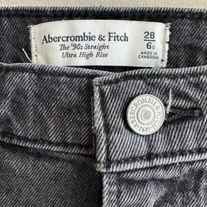 Abercrombie & Fitch The ‘90s Straight Ultra High Rise Black Jeans, 28/6 Short thumbnail 8