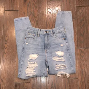 Levi’s high waisted MOM jeans distressed size 24 thumbnail 3