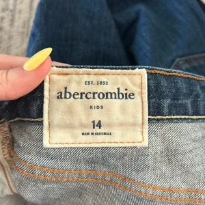 Blue Abercrombie Jeans thumbnail 3