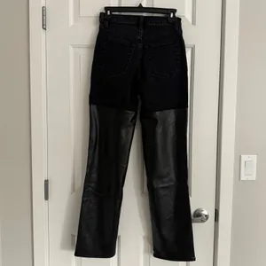 Abercrombie 90s Straight Ultra High Rise Mixed Fabric Faux Leather Jeans Size 26 thumbnail 5