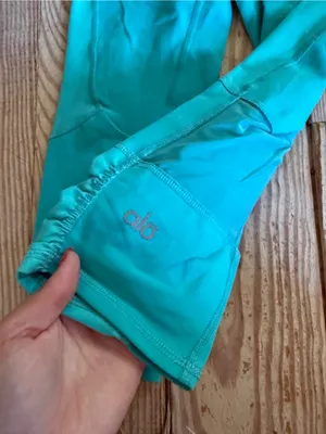 Alo Yoga Cropped Leggings size s no size tag thumbnail 2