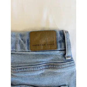 American Eagle Curvy Mom Jeans Light Wash Distressed‎ High Rise Blue Denim 26x26 thumbnail 11