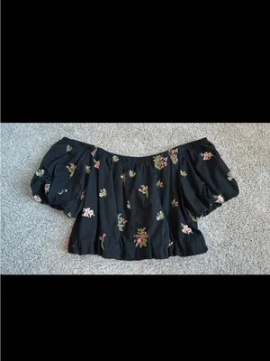 American Eagle Outfitters Black Floral Off-Shoulder Crop Top thumbnail 2