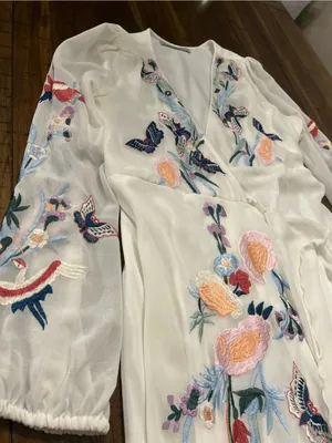 Hope & Ivy Maternity size 8-gorgeous embroidered wrap dress thumbnail 3