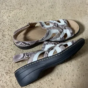 Clarks Snakeskin Wedge Sandals Womens 7 White‎ Mauve Arla Glison Comfort Strappy thumbnail 3