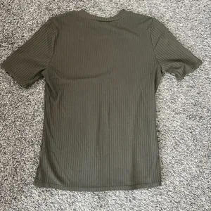 NWOT H&M olive green ribbed long tee shirt thumbnail 5