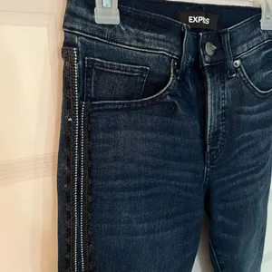 🔥🔥 5/$25 sale 🔥🔥 Express Blue Mid Rise Stretch Whisker Ankle Jegging Side Detail thumbnail 4