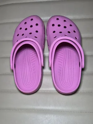 CROCS Womens 7 Clogs in Bright Pink thumbnail 3