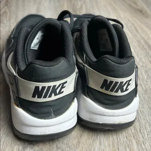Nike Air Max Motion 2 Black & White Sneakers Women’s Size 10 thumbnail 5