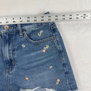 American Eagle Womens Size 4 Floral Embroidered Distressed Denim Mom‎ Shorts M thumbnail 5