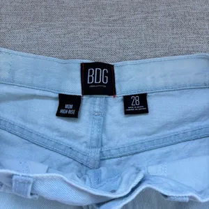 BDG Mom High Rise Denim Shorts Size 28 Light Wash Rolled Cuff Urban Outfitters thumbnail 3