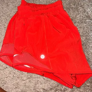 Lululemon hotty hot shorts 2.5 in LR in carnation red thumbnail 4