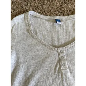 Old Navy‎ Women's Gray Cropped Long Sleeve Tee Size Medium thumbnail 5