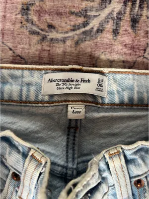 Abercrombie 90’s Straight Ultra High Rise Curve Love thumbnail 4