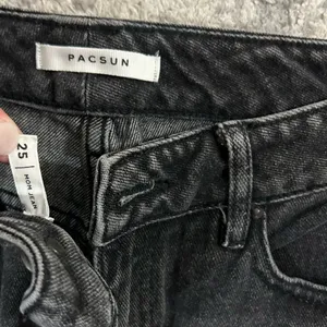 PacSun Women’s Mom Black Denim Jeans 25 thumbnail 2
