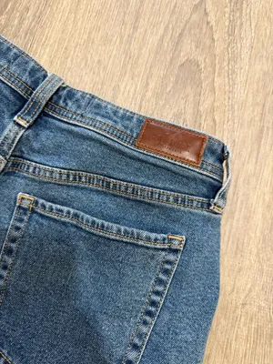 Hollister Curvy High-Rise Mom Shorts thumbnail 4