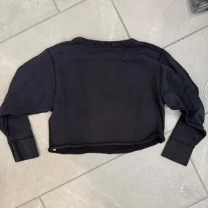 Athleta black cropped crew sweatshirt in size M thumbnail 2