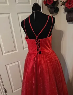 Red sparkly quincinera dress Size M thumbnail 3