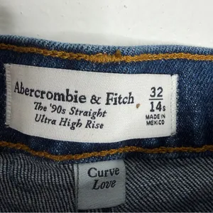 NWOT Abercrombie & Fitch‎ Curve Love 90s Straight Ultra High Rise 32/14 Short thumbnail 4