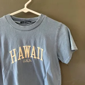 Brandy Melville Hawaii‎ USA Graphic Crop Top Light Blue Raw Hem Short Sleeve Tee thumbnail 2