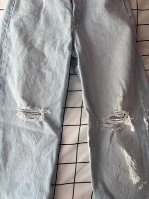 Levi's Woman’s Jeans With Rips, Light Wash Size 25 High Rise thumbnail 2