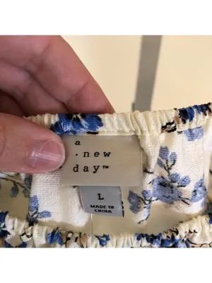A New Day NWT Women's Cream Blue Floral Flutter Sleeve Blouse Size L thumbnail 2