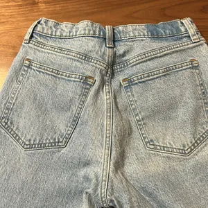 Abercrombie & Fitch The 90’s Straight Ultra High Rise Jeans Size 28 Light Wash thumbnail 8
