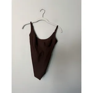 SKIMS BODY SCOOP LOW BACK THONG BODYSUIT Coco Brown XS NWT $88 thumbnail 3