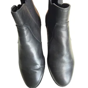 Karl Lagerfeld Paris Black Leather Chelsea Booties Gold Chain Lug Sole 7.5 thumbnail 10