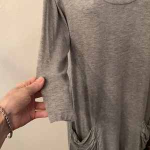 Cha Cha Vente size M long sleeve grey shark bite hem tunic with pockets EUC thumbnail 4