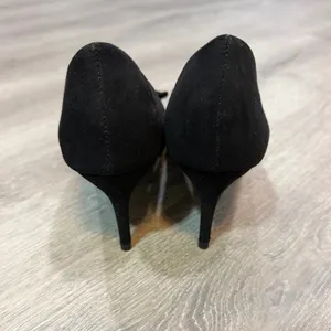 Journee Collection Marek Black Faux Suede Ruffle Pointed Toe Pumps 7.5 thumbnail 5