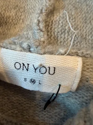 On You Heart Hoodie Sweater Size Medium - C30-067 thumbnail 2