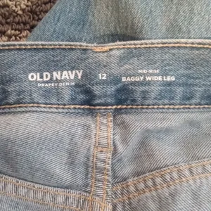 Old Navy Mid Rise Baggy Cargo Wide Leg Barrel Womens Size 12 thumbnail 2