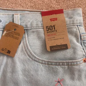 Levis 501 Original‎ High Rise Jean Shorts Light Wash Embroidered Flower 32 NEW thumbnail 4