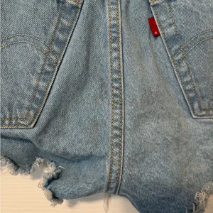 Levi’s 501 Original Fit High Rise Womens Shorts size W27 thumbnail 3
