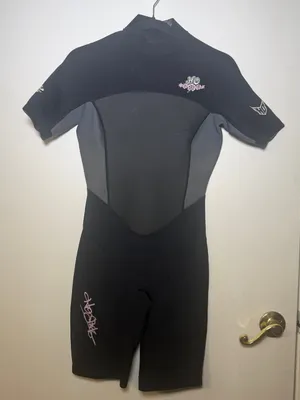 Source Unknown HO Womens size 8 Black & Gray Shorty Wetsuit with Pink Accents thumbnail 1