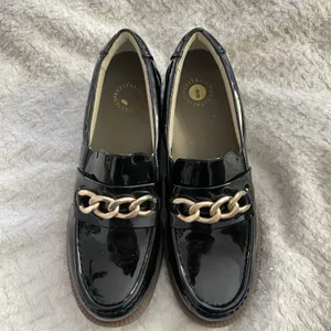 Revitalign Laural Black Patent Loafers Gold Chain Sz 10 thumbnail 8