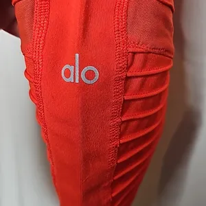 Alo yoga high rise workout moto leggings red cherry sz Medium thumbnail 7