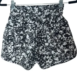 Lululemon Tracker Short V (4") Size 4 thumbnail 9