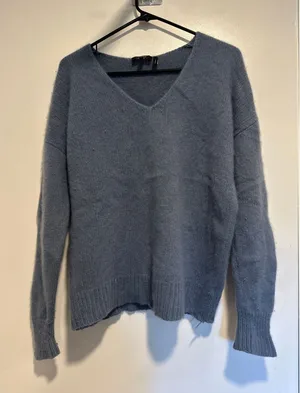Theory 100% Cashmere V-Neck Pullover Blue fuzzy Relaxed Quiet Luxury Sweater thumbnail 1