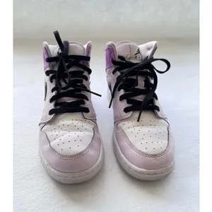 Nike Air Jordan 1 Mid GS Purple White Black Sneakers Youth 6.5Y Lavender Retro thumbnail 5