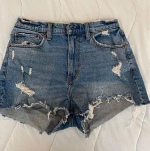 Abercrombie High Rise Mom Short Curve Love thumbnail 1