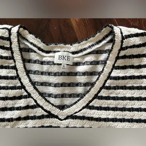BKE from Buckle Black and White Striped V-Neck Top (kinda cropped) thumbnail 2